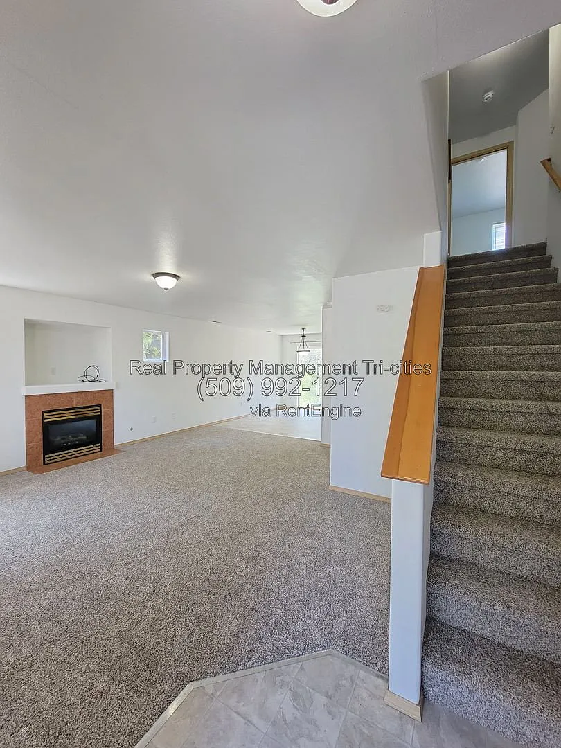 4 bed, 2.5 bath, 2000 sqft, $2,395 — Photo 3