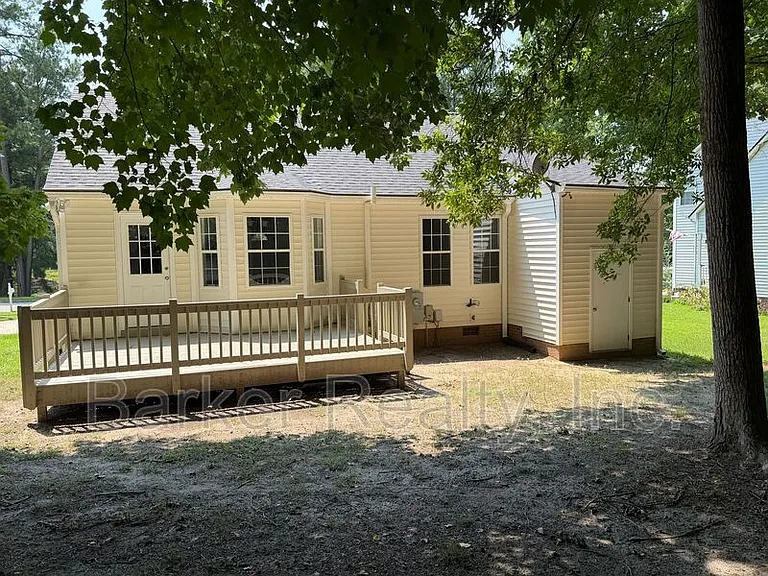 704 Southampton Dr — Photo 9