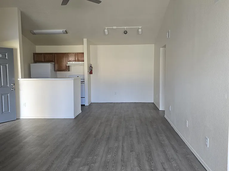 Las Lomas Apartments — Photo 15