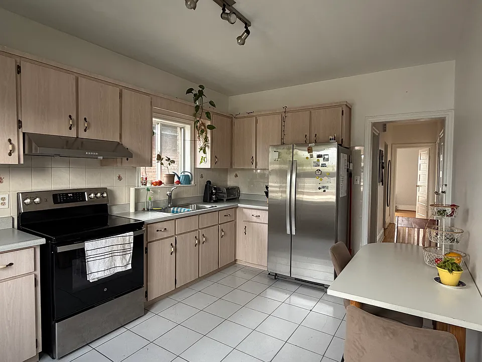 573 Ossington Ave #2