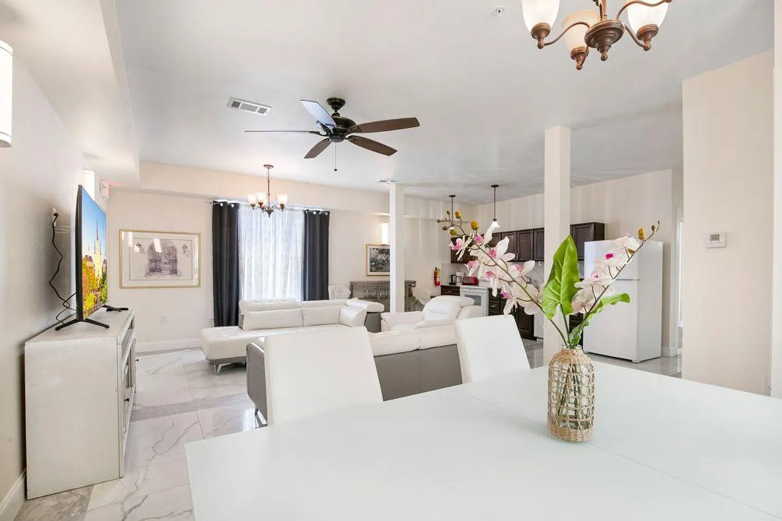4 bed, 3.0 bath, 1689 sqft, $7,253 — Photo 3