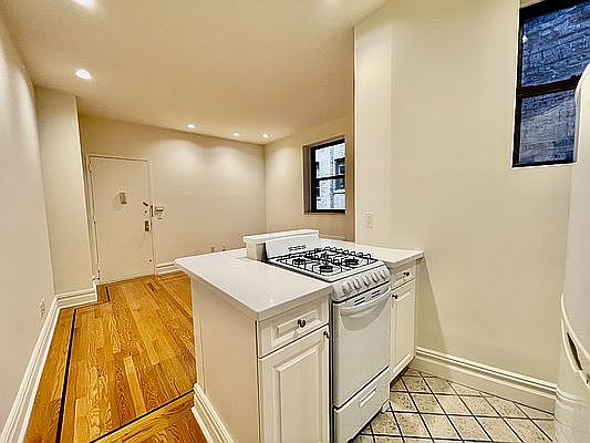 5th image of 112 E 90th St APT 3B