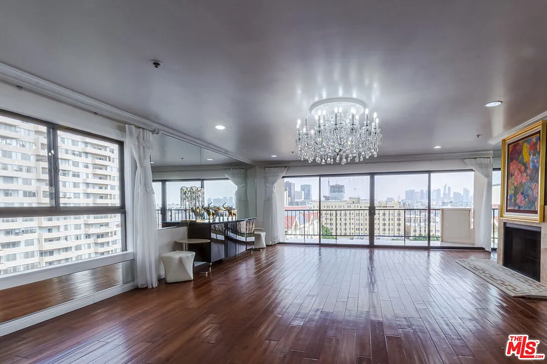 3 bed, 3.0 bath, 2557 sqft, $5,300 — Photo 2
