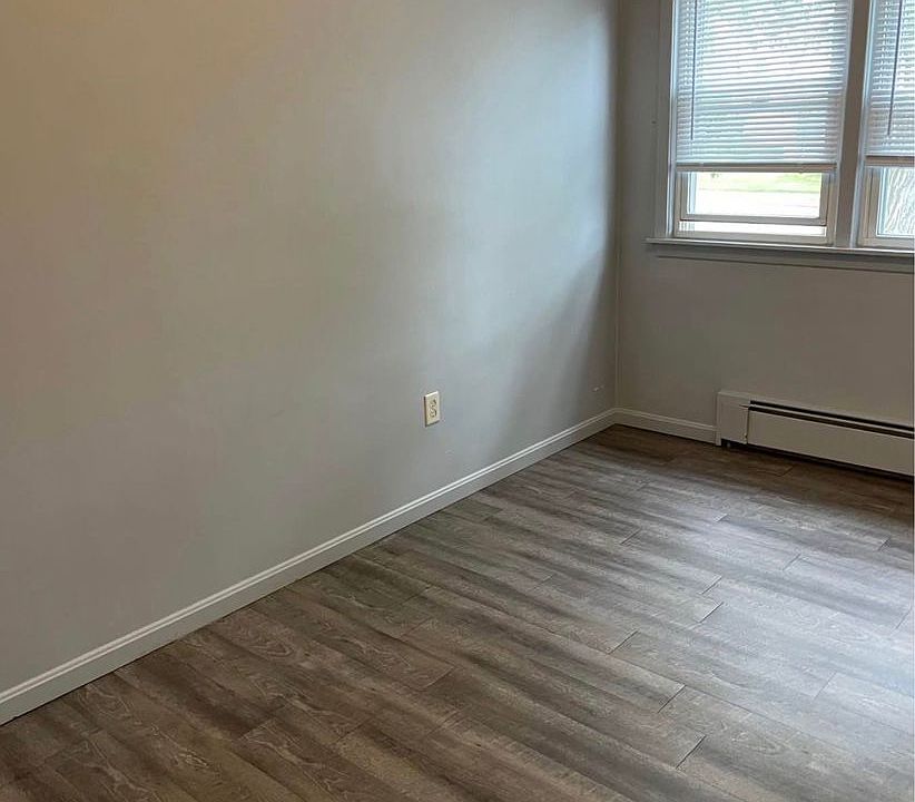 2nd image of 2084 W 4th St #13