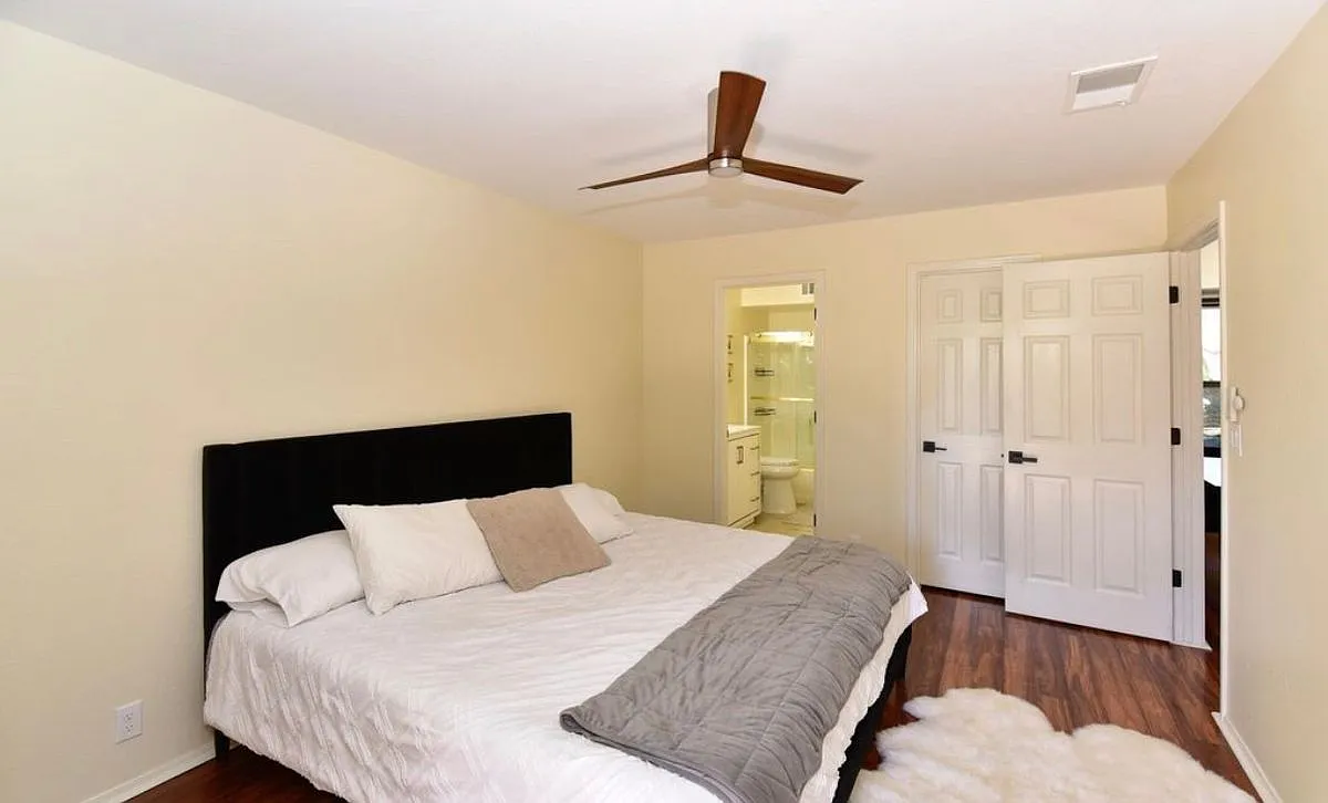 2 bed, 2.0 bath, 920 sqft, $2,000 — Photo 2