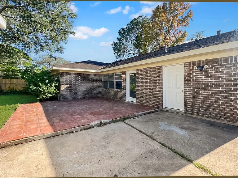 9206 Sharpview Dr — Photo 23