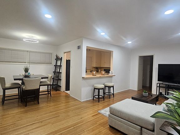 2nd image of 1166 E Ocean Blvd