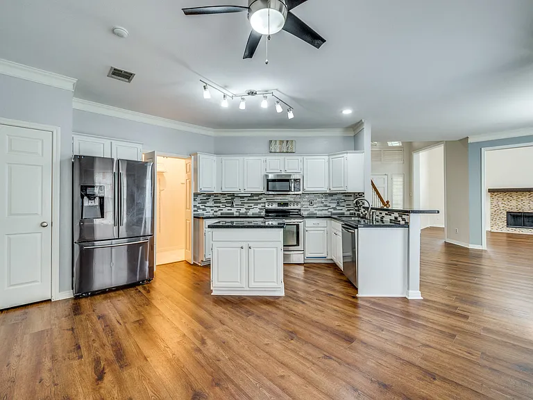 804 Santa Fe Trl — Photo 8