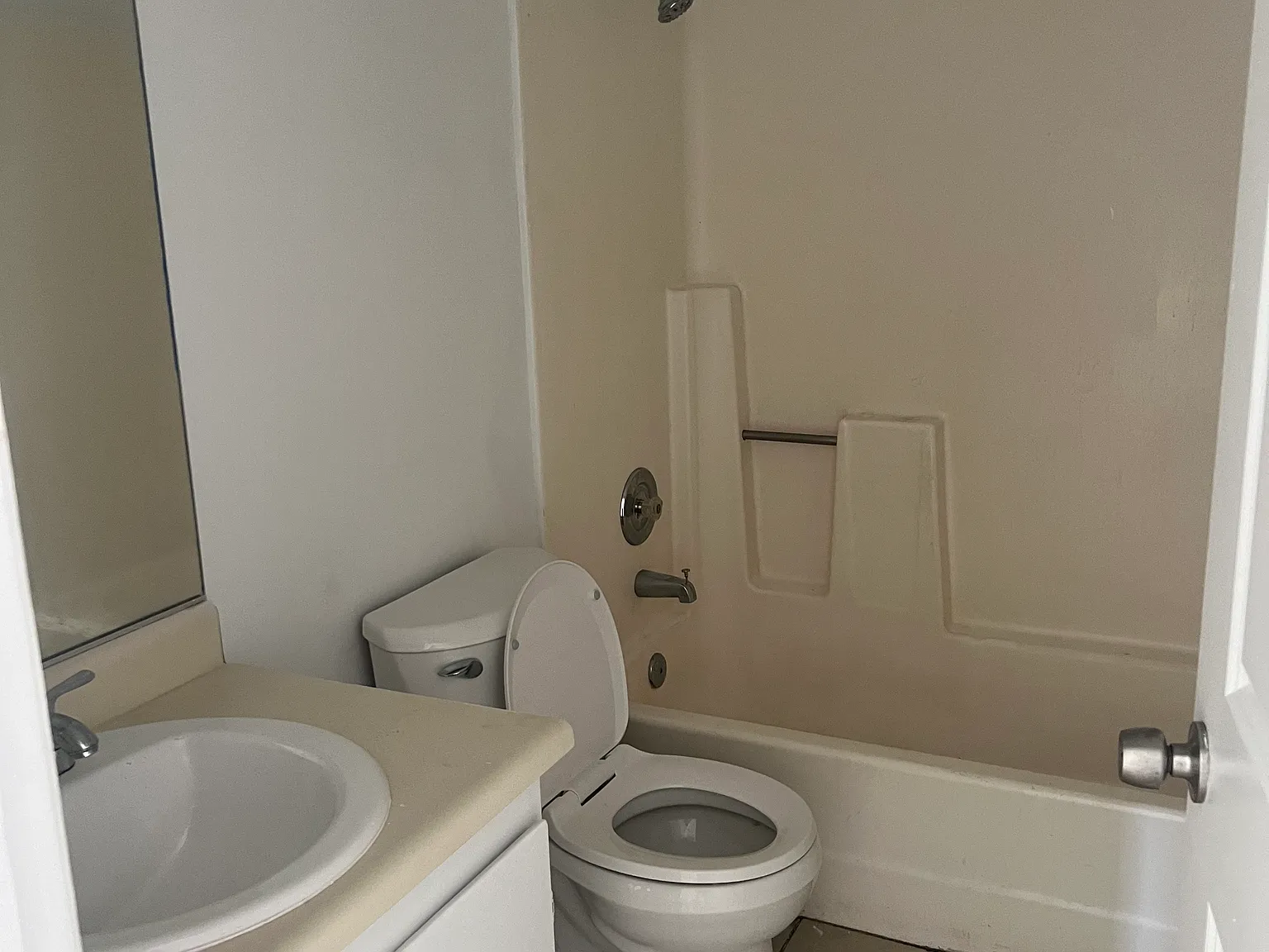 1 bed, 775 sqft, $1,100 — Photo 3