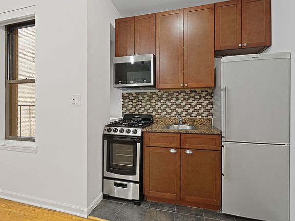 4th image of 220 W 24th St #2202F