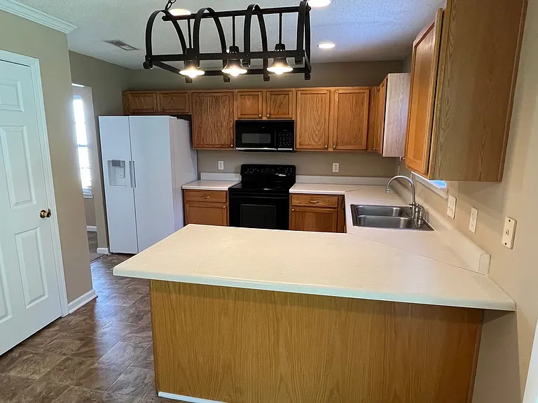 10410 Pickerel Ln — Photo 8