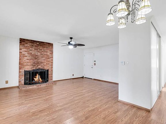 4th image of 23045 Cohasset St