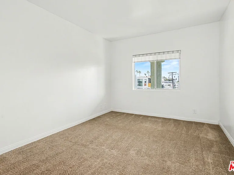 521 Montana Ave #301 — Photo 11
