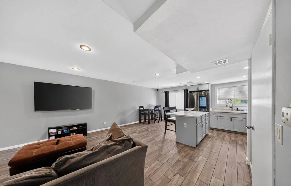 2 bed, 3.0 bath, 1020 sqft, $2,850 — Photo 1