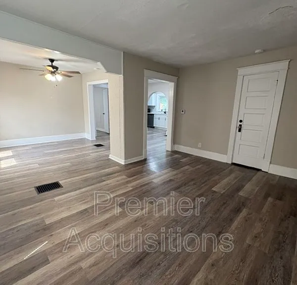 3318 Fernwood Ave — Photo 2