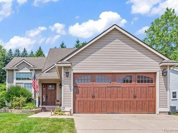 1300 Edgebrook Dr, Howell, MI 48843