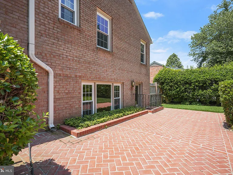 7109 Radnor Rd — Photo 40
