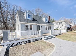 8 Roslyn Ave, Cranston, RI 02910