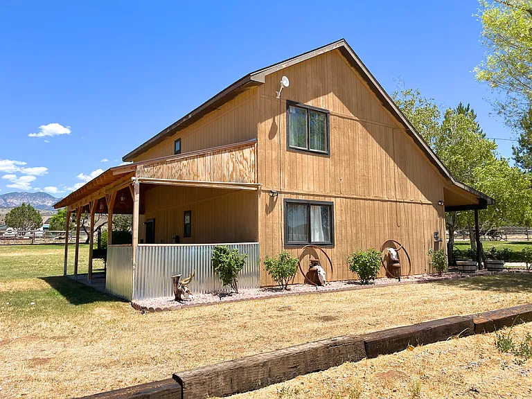 825 N Horsemans Park Dr W — Photo 2