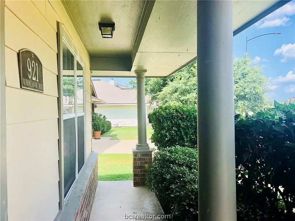 Building Photo - 921 Windmeadows Dr