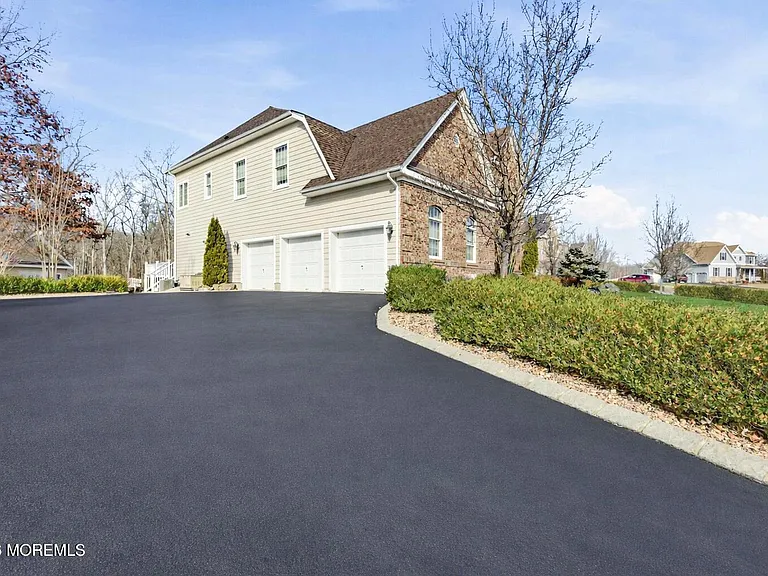 24 Parkside Dr — Photo 9