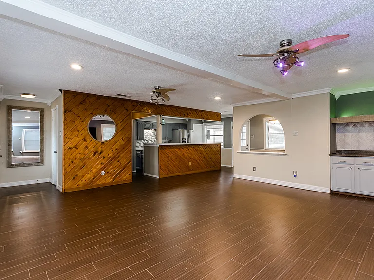 2517 Rosewood Dr — Photo 3
