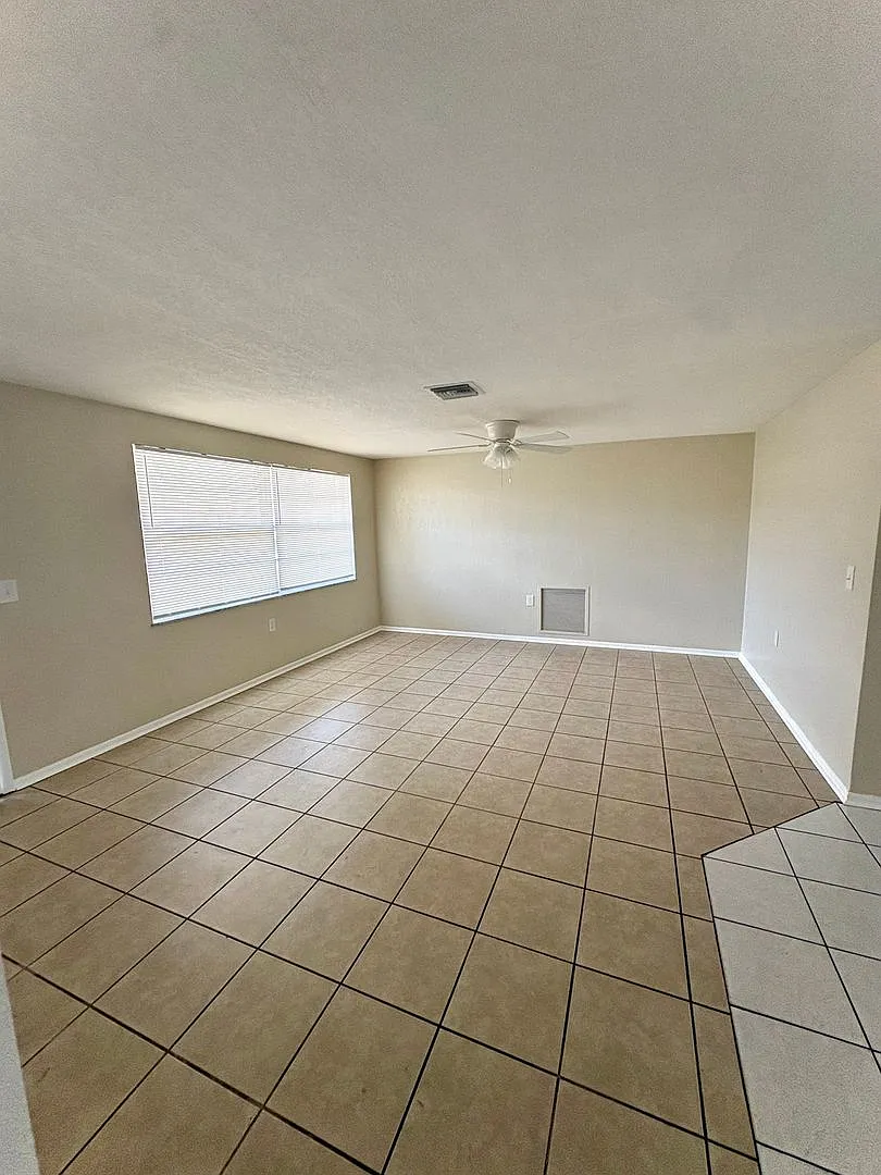 Spacious Updated 3 Bedroom 1 Bath — Photo 3