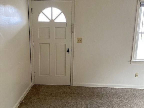 4th image of 373 Robinson Ave
