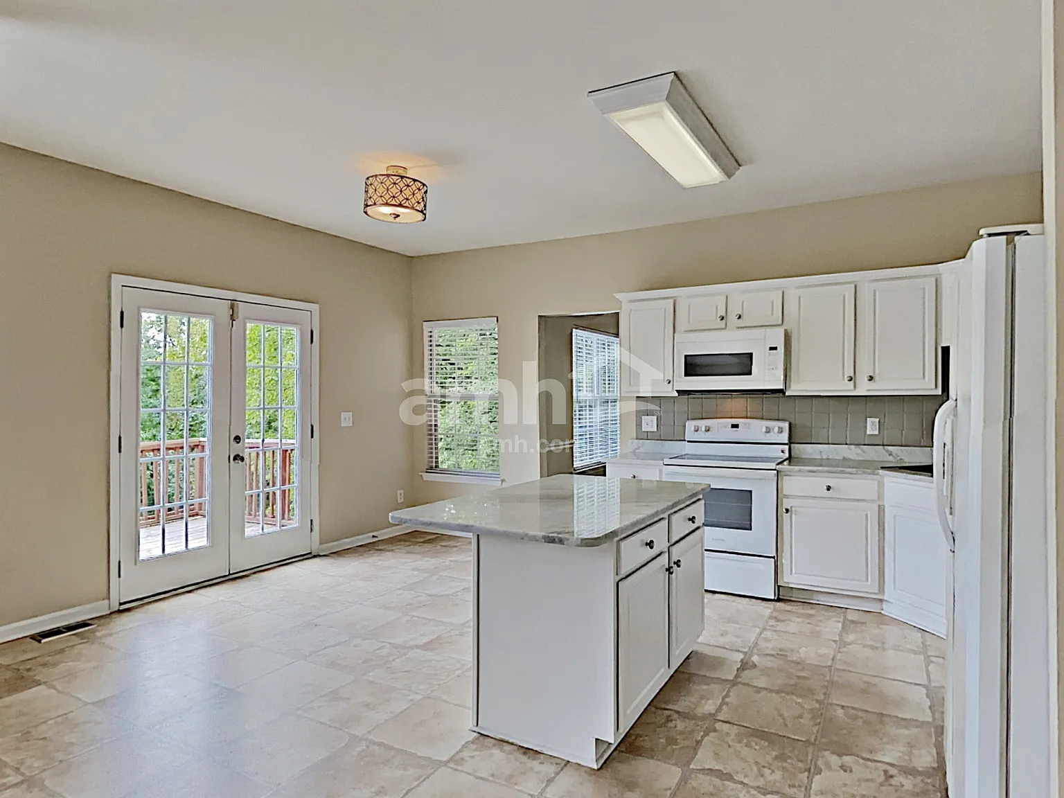 4 bed, 2.5 bath, 3125 sqft, $3,030 — Photo 3