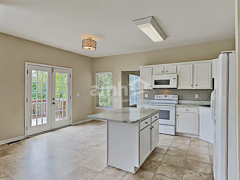 147 Grove Ln — Photo 3