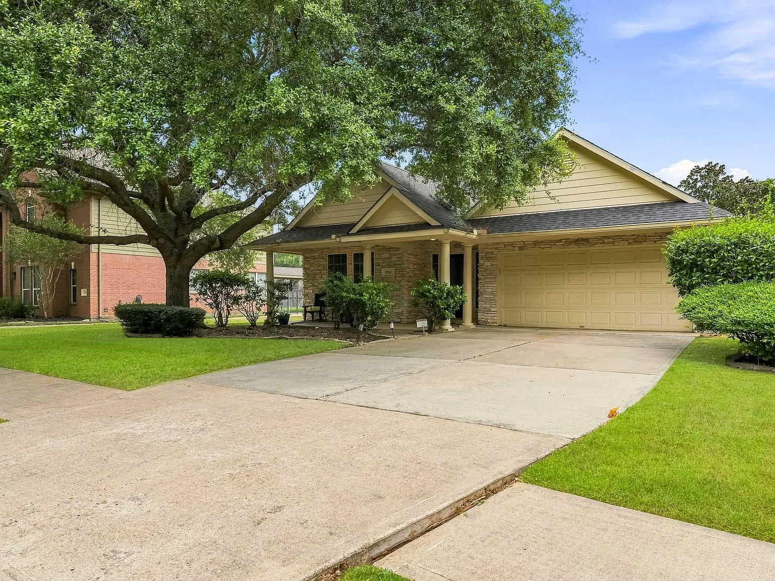 4 bed, 2.0 bath, 2298 sqft, $2,200 — Photo 2