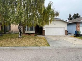 12 W Woodmont Rise SW, Calgary, AB T2W 4L5