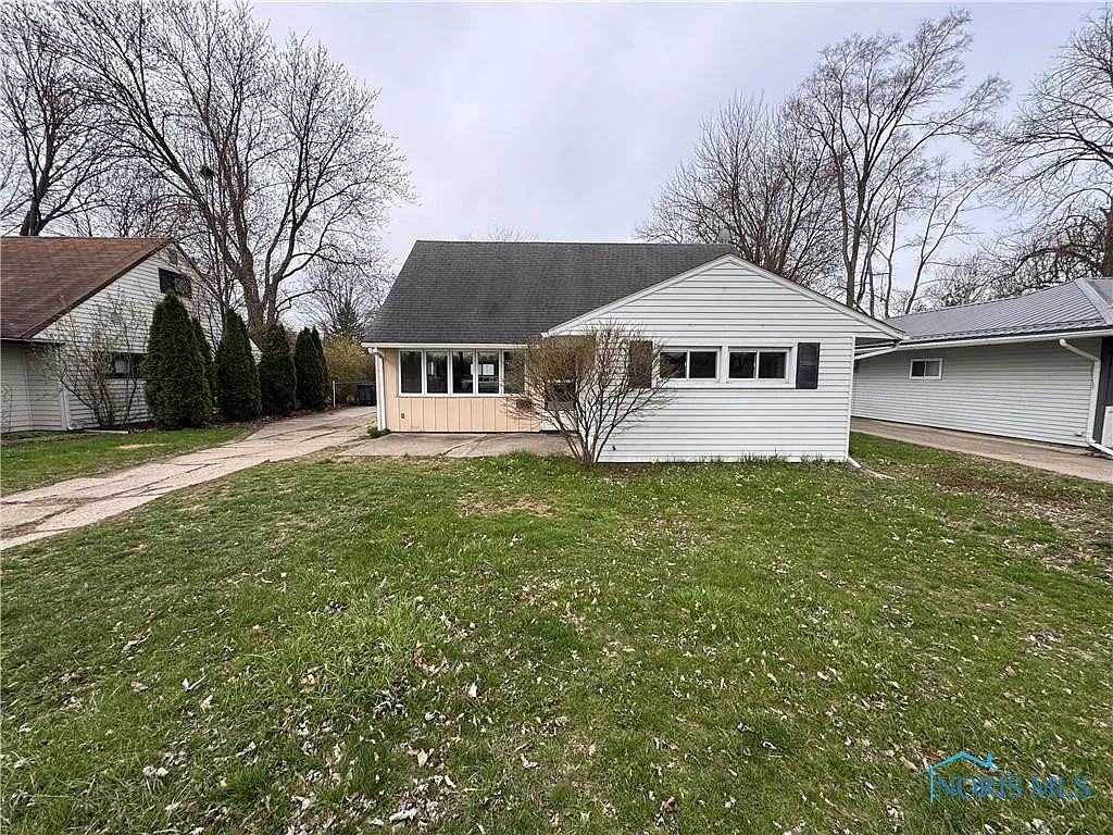 1004 Elm St photo 1