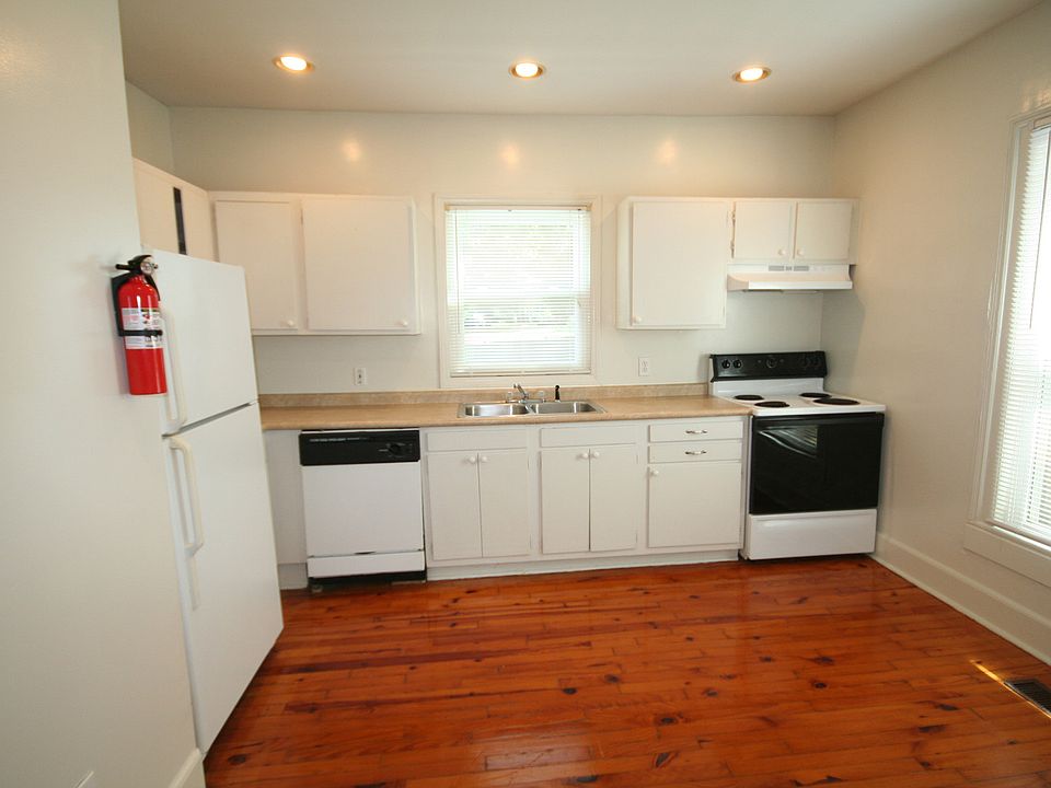 1st image of 818 Clarendon St APT B