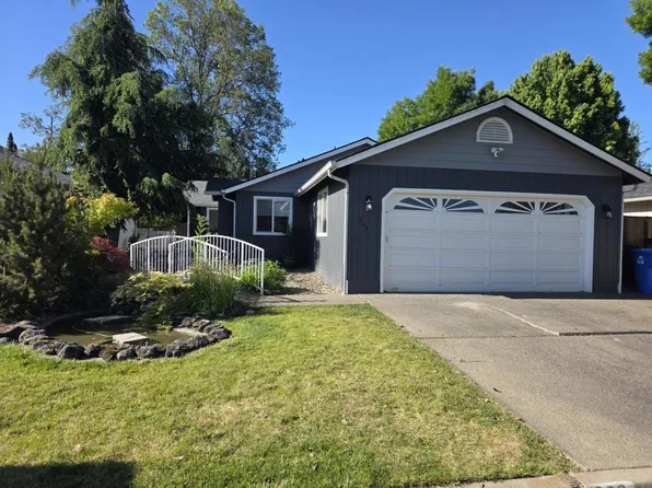 209 SE Liberty Dr, Grants Pass, OR 97527