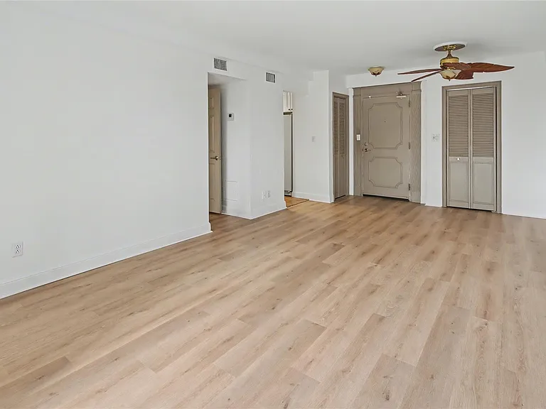 3000 Riomar St #406 — Photo 4