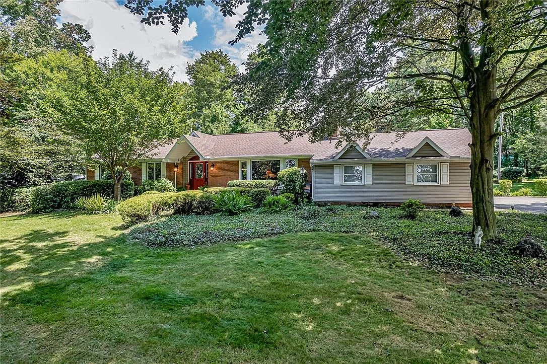 260 Maple Dr photo 1