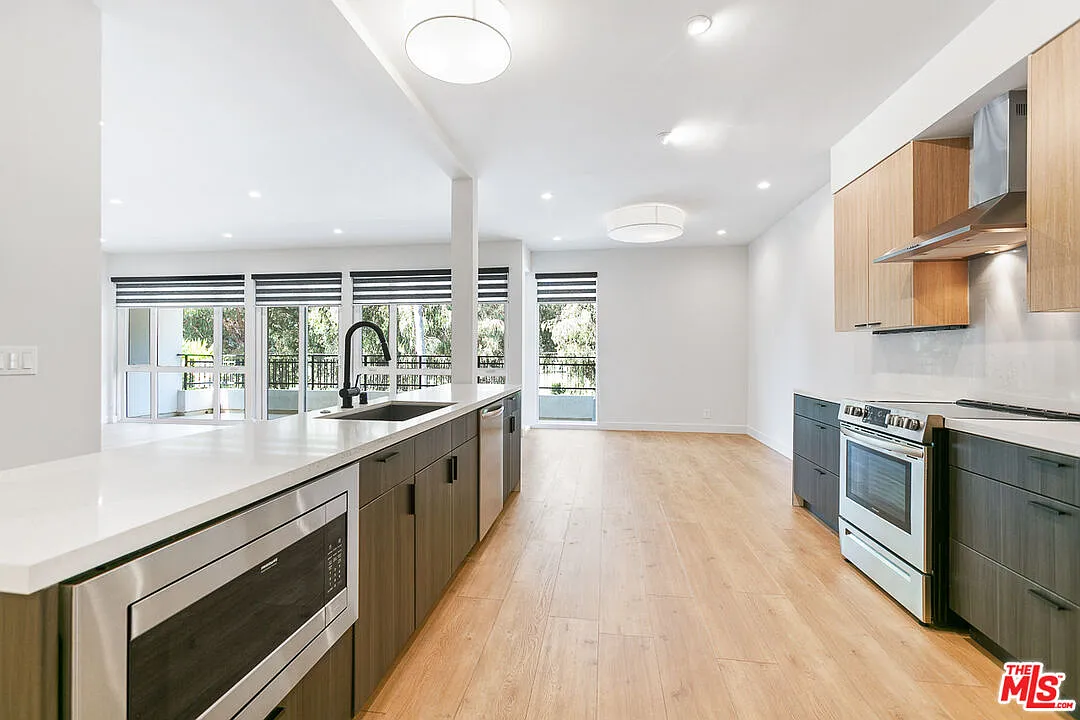 3 bed, 2.5 bath, 1550 sqft, $7,595 — Photo 2