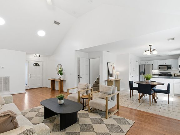 4th image of 357 Roslyn Ct