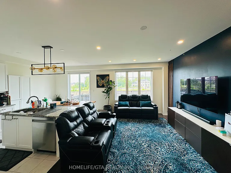 30 Circus Cres — Photo 2