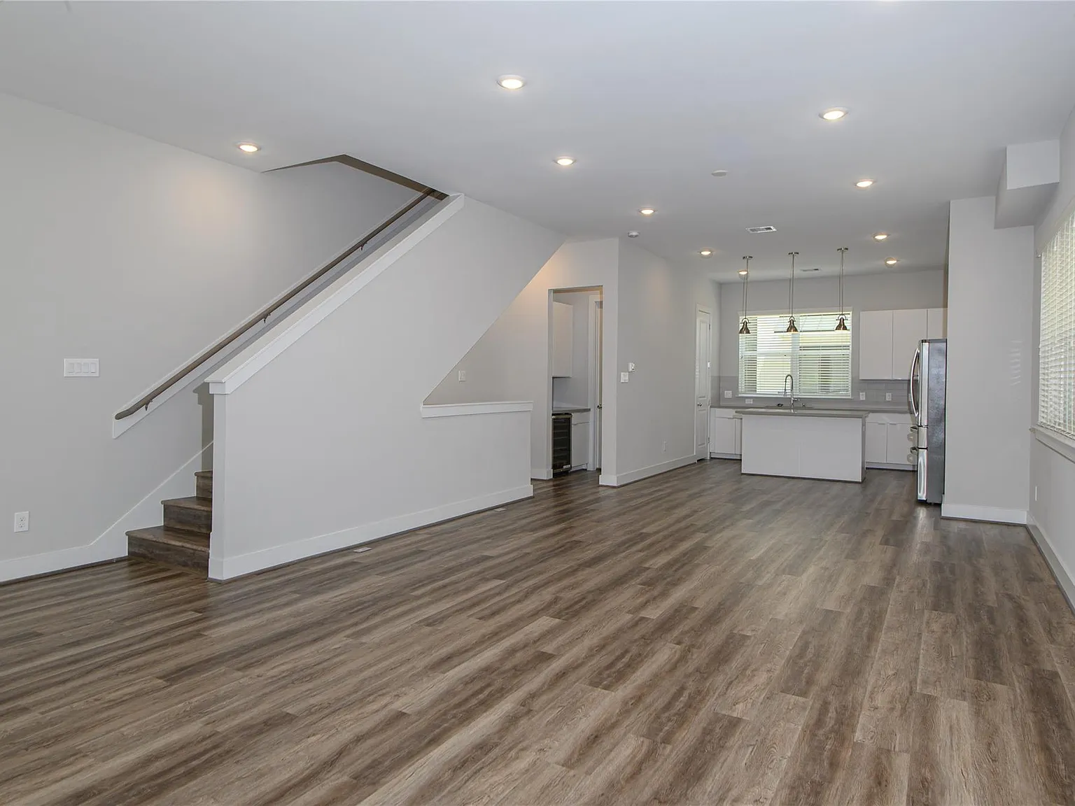 3 bed, 3.5 bath, 2120 sqft, $2,950 — Photo 2