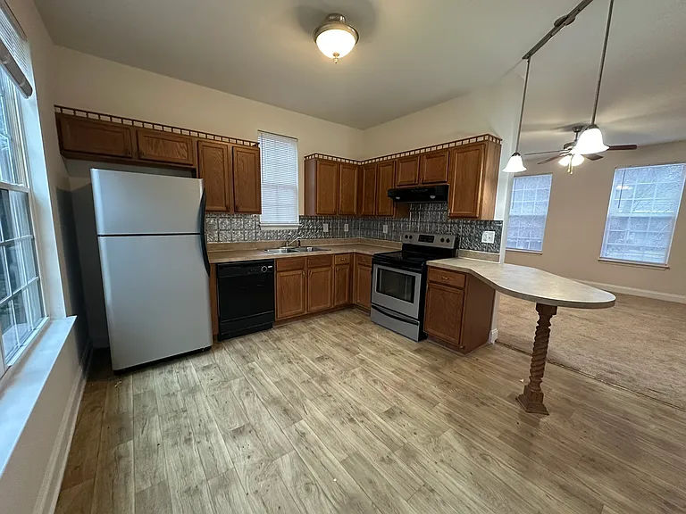 101 Hyde Park Ln — Photo 5