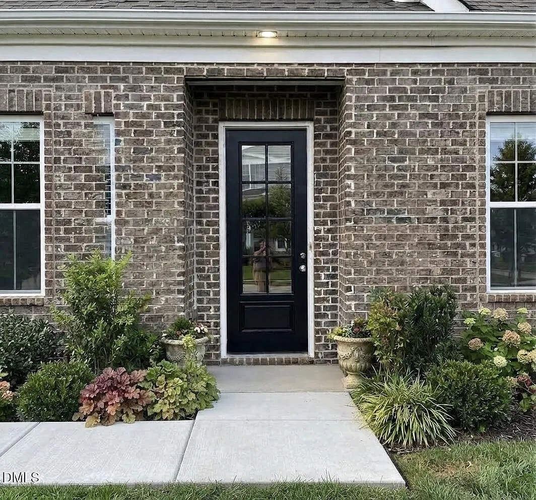 3 bed, 2.5 bath, 2450 sqft, $2,695 — Photo 2