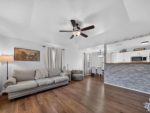 5th image of 1054 Caroline Ln