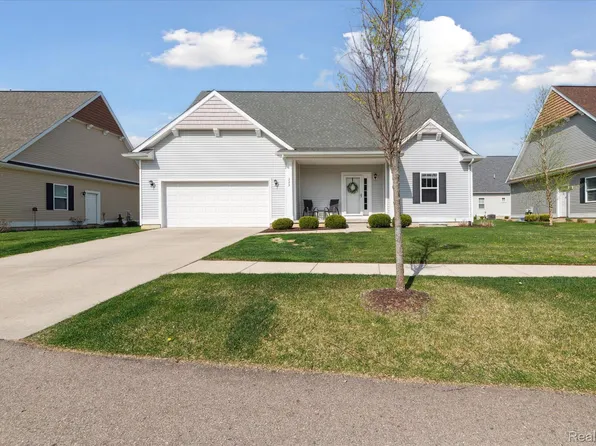 323 Dorchester Dr #29, Howell, MI 48855