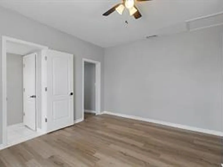2406 E Clark St — Photo 2