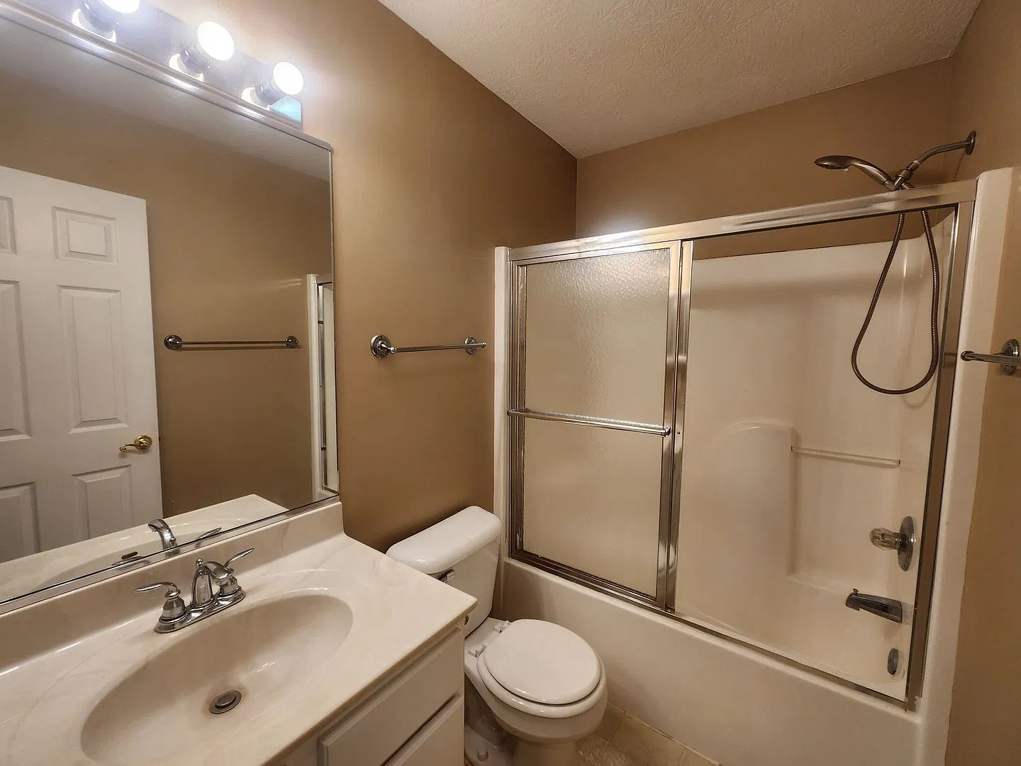 3 Bedroom On Cul-de-sac, East Side Location — Photo 4