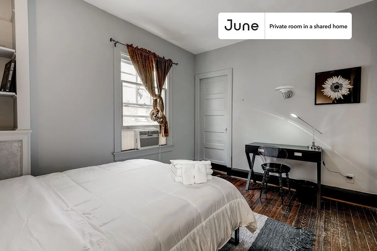 Queen bedroom in 7 bed/3.5 bath home in Woodley Park #115 2B — Photo 3