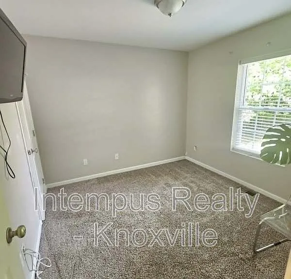 2419 E Glenwood Ave — Photo 17