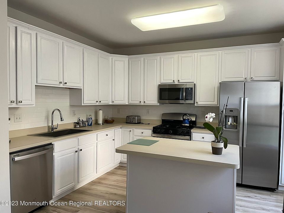 1st image of 374 Saint Andrews Pl